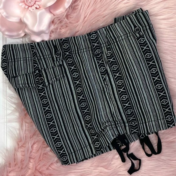 American Rag Black & White Geometric print shorts - Picture 6 of 7